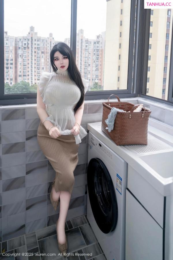 [XiuRen]高清写真图 2025.11.20 No.11010 汐汐爱吃草莓 家政姐姐